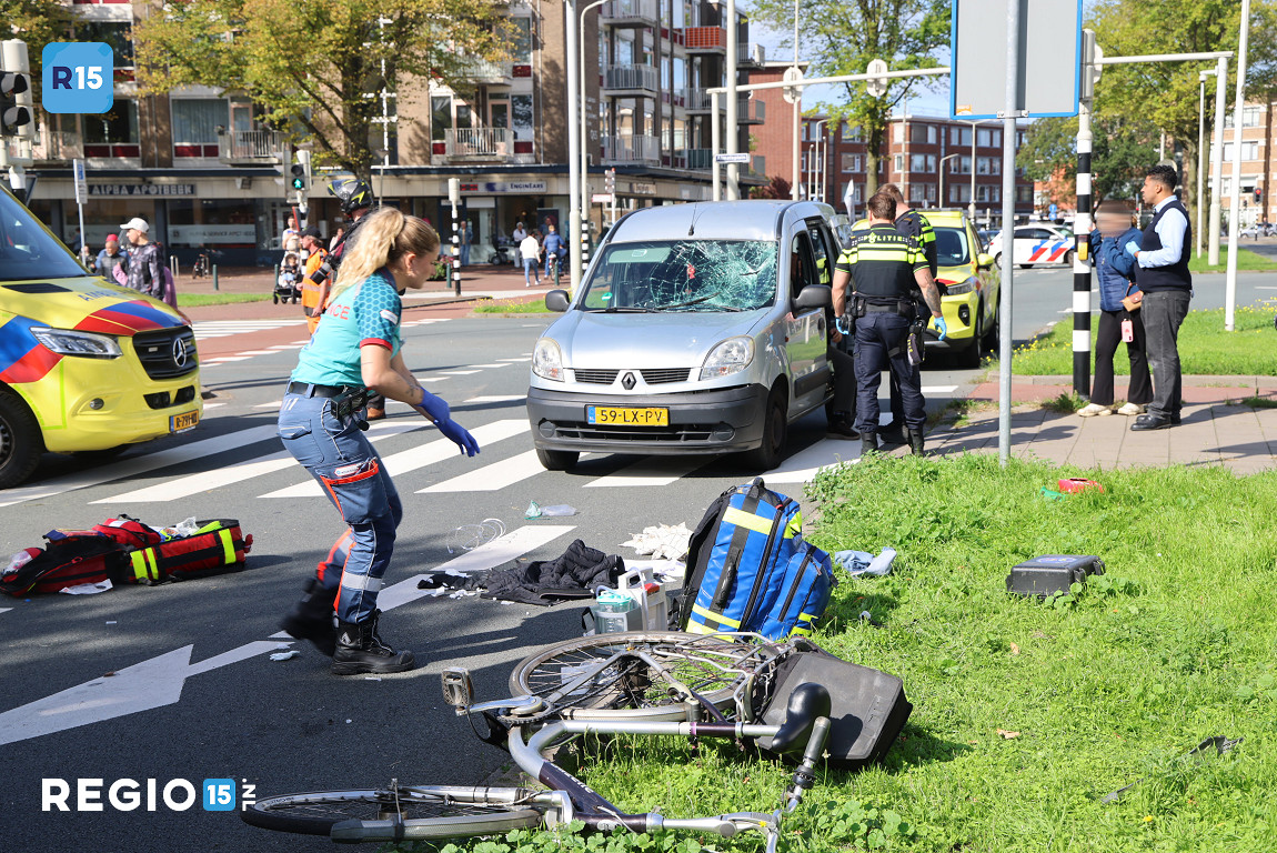Fietser zwaargewond na aanrijding met busje