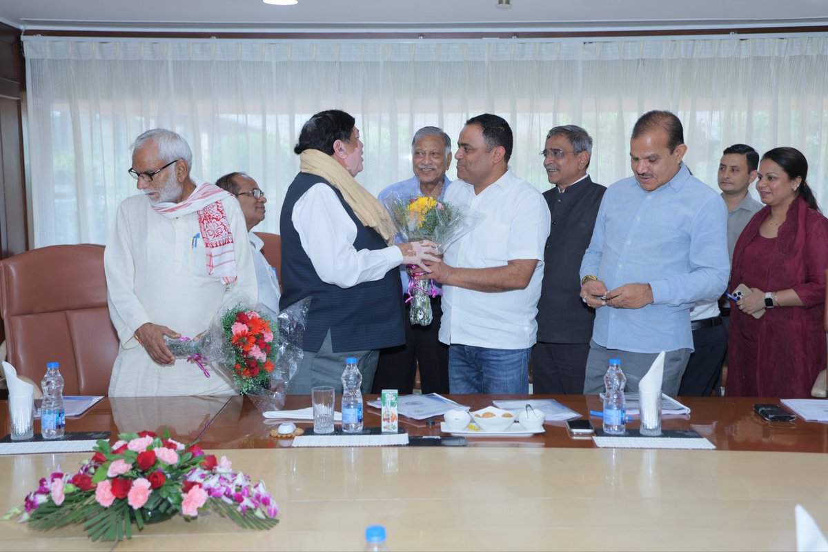 Dileep_Sanghani's tweet photo. इफको सदन, नई दिल्ली में आयोजित COBI की बोर्ड बैठक एवं वार्षिक आम सभा में सम्मिलित हुआ।

ICA एशिया-पैसिफिक के अध्यक्ष डॉ. चन्द्रपाल सिंह यादव, COBI के उपाध्यक्ष श्री घनश्यामभाई अमीन, निदेशक श्री मिलिंद काले एवं श्री प्रदीप कुमार सहित बोर्ड के सदस्यों ने ICA ग्लोबल बोर्ड में निदेशक निर्वाचित होने पर मेरा अभिनंदन किया।

आत्मीय सम्मान, स्नेह एवं शुभकामनाओं के लिए सभी का हृदय से आभार।