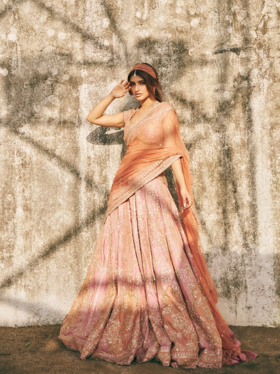 sreeleelaaddict's tweet photo. #sreeleela Has that grace and beauty 💖 even sunlight is kissing her beauty.
Just weekend ki fans ki treat ichindi mana leela 

.....SREELEELA DEVOTEE..... https://t.co/cUdOtIrHI3