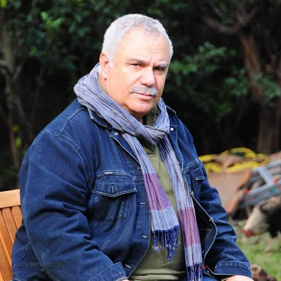 beehaber's tweet photo. Halil Ergün, padişahlığın Cumhuriyet’e geçişte sembolik olarak devam edebileceğini düşündüğünü söyledi:

🔹 “Padişahla mesele neydi; padişah kaçmasaydı, gelseydi Ankara’ya dursaydı...”

🔹 “İngiltere gibi biz gene cumhuriyet olurduk, demokrasi olurdu.”

🔹 “Orada sembolik bir tane padişah olurdu.”

🔹 “Mustafa Kemal özel olarak padişaha karşılık oynamadı ki; cumhuriyeti kurdu ve Anadolu toprağını kurtardı.”

🔹 “Ben Misak-ı Millî’ye yapılacak hiçbir müdahaleye tahammül edemem.”

🔹 “O zaman da söyledim, şimdi de söylüyorum.”