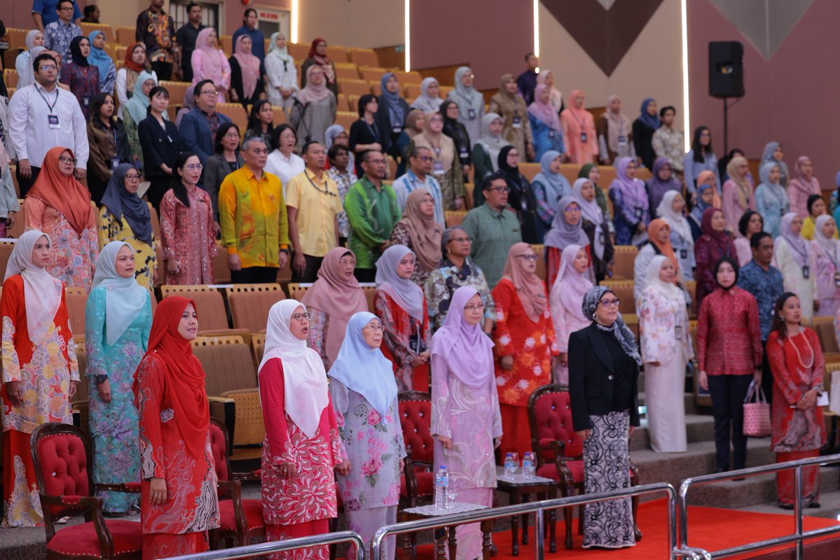 drwanazizah's tweet photo. Alhamdulillah, saya telah bersama hadir dalam Program Gender Outlook Forum 2026, yang telah dianjurkan oleh Wanita Berdaya Selangor (WBS) di Universiti Kebangsaan Malaysia (UKM), Bangi yang membawa tema “Memeta Masa Depan: Kesaksamaan Gender sebagai Pemangkin Pertumbuhan.”

Turut hadir, YB Puan Anfaal Saari, Exco Pembangunan Wanita dan Kebajikan Masyarakat Selangor; YBhg. Prof. Dato' Dr. Fariza Md Sham, Timbalan Naib Canselor Hal Ehwal Akademik & Antarabangsa UKM; YBhg. Tan Sri Sharifah Zarah Syed Ahmad, Ahli Lembaga Pengarah UKM serta YBrs. Puan Siti Faridah Abdul Samad, Ketua Pegawai Eksekutif, Wanita Berdaya Selangor (WBS).

Perkembangan peranan wanita di Malaysia tidak berlaku secara mendadak. Dalam era sebelum merdeka, wanita dilihat mempunyai tugas yang lebih tradisional dan terhad.Namun, kesedaran awal mengenai kepentingan suara wanita telah pun berputik.

Penglibatan wanita semakin signifikan dalam semua bidang dan sejak 2020-an, bermulalah kemunculan konsep tanggungjawab bersama di rumah, dan kesedaran mengenai Generasi Sandwich serta Ekonomi Penjagaan.

Oleh sebab itu, forum seperti ini diadakan untuk menyediakan platform strategik bagi penggubal dasar, penyelidik, pertubuhan masyarakat sivil, dan pemimpin industri untuk membincangkan kesaksamaan gender, berkongsi amalan terbaik, serta merangka penyelesaian yang boleh dilaksanakan.

Terima kasih diucapkan kepada semua pihak yang telah bertungkus lumus secara langsung atau tidak langsung dalam penganjuran Gender Outlook Forum pada tahun ini.

Saya yakin dengan kerjasama erat antara semua pihak terutamanya kerajaan negeri, KPWKM dan agensi-agensi lain di peringkat persekutuan, pihak swasta/majikan, kesatuan pekerja dan sebagainya, lebih banyak kejayaan akan dicapai dan lebih ramai wanita akan dapat menyumbang kepada pembangunan negara,

Semoga segala usaha kita ini diberkati dan kita semua dilimpahi segala kebaikan di dunia dan di akhirat. Aaminn YRA