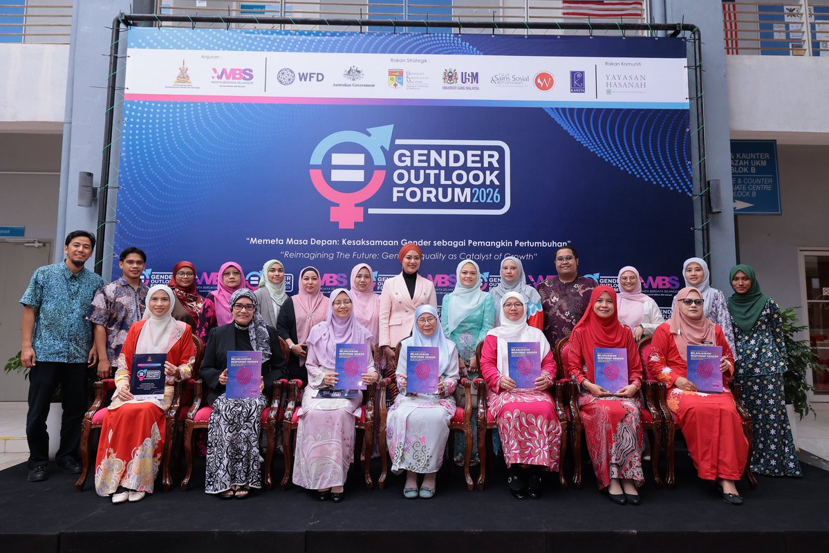 drwanazizah's tweet photo. Alhamdulillah, saya telah bersama hadir dalam Program Gender Outlook Forum 2026, yang telah dianjurkan oleh Wanita Berdaya Selangor (WBS) di Universiti Kebangsaan Malaysia (UKM), Bangi yang membawa tema “Memeta Masa Depan: Kesaksamaan Gender sebagai Pemangkin Pertumbuhan.”

Turut hadir, YB Puan Anfaal Saari, Exco Pembangunan Wanita dan Kebajikan Masyarakat Selangor; YBhg. Prof. Dato' Dr. Fariza Md Sham, Timbalan Naib Canselor Hal Ehwal Akademik & Antarabangsa UKM; YBhg. Tan Sri Sharifah Zarah Syed Ahmad, Ahli Lembaga Pengarah UKM serta YBrs. Puan Siti Faridah Abdul Samad, Ketua Pegawai Eksekutif, Wanita Berdaya Selangor (WBS).

Perkembangan peranan wanita di Malaysia tidak berlaku secara mendadak. Dalam era sebelum merdeka, wanita dilihat mempunyai tugas yang lebih tradisional dan terhad.Namun, kesedaran awal mengenai kepentingan suara wanita telah pun berputik.

Penglibatan wanita semakin signifikan dalam semua bidang dan sejak 2020-an, bermulalah kemunculan konsep tanggungjawab bersama di rumah, dan kesedaran mengenai Generasi Sandwich serta Ekonomi Penjagaan.

Oleh sebab itu, forum seperti ini diadakan untuk menyediakan platform strategik bagi penggubal dasar, penyelidik, pertubuhan masyarakat sivil, dan pemimpin industri untuk membincangkan kesaksamaan gender, berkongsi amalan terbaik, serta merangka penyelesaian yang boleh dilaksanakan.

Terima kasih diucapkan kepada semua pihak yang telah bertungkus lumus secara langsung atau tidak langsung dalam penganjuran Gender Outlook Forum pada tahun ini.

Saya yakin dengan kerjasama erat antara semua pihak terutamanya kerajaan negeri, KPWKM dan agensi-agensi lain di peringkat persekutuan, pihak swasta/majikan, kesatuan pekerja dan sebagainya, lebih banyak kejayaan akan dicapai dan lebih ramai wanita akan dapat menyumbang kepada pembangunan negara,

Semoga segala usaha kita ini diberkati dan kita semua dilimpahi segala kebaikan di dunia dan di akhirat. Aaminn YRA