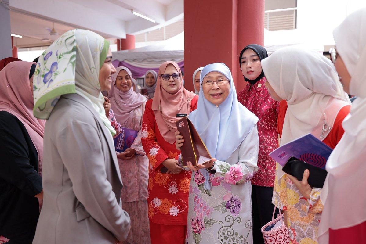 drwanazizah's tweet photo. Alhamdulillah, saya telah bersama hadir dalam Program Gender Outlook Forum 2026, yang telah dianjurkan oleh Wanita Berdaya Selangor (WBS) di Universiti Kebangsaan Malaysia (UKM), Bangi yang membawa tema “Memeta Masa Depan: Kesaksamaan Gender sebagai Pemangkin Pertumbuhan.”

Turut hadir, YB Puan Anfaal Saari, Exco Pembangunan Wanita dan Kebajikan Masyarakat Selangor; YBhg. Prof. Dato' Dr. Fariza Md Sham, Timbalan Naib Canselor Hal Ehwal Akademik & Antarabangsa UKM; YBhg. Tan Sri Sharifah Zarah Syed Ahmad, Ahli Lembaga Pengarah UKM serta YBrs. Puan Siti Faridah Abdul Samad, Ketua Pegawai Eksekutif, Wanita Berdaya Selangor (WBS).

Perkembangan peranan wanita di Malaysia tidak berlaku secara mendadak. Dalam era sebelum merdeka, wanita dilihat mempunyai tugas yang lebih tradisional dan terhad.Namun, kesedaran awal mengenai kepentingan suara wanita telah pun berputik.

Penglibatan wanita semakin signifikan dalam semua bidang dan sejak 2020-an, bermulalah kemunculan konsep tanggungjawab bersama di rumah, dan kesedaran mengenai Generasi Sandwich serta Ekonomi Penjagaan.

Oleh sebab itu, forum seperti ini diadakan untuk menyediakan platform strategik bagi penggubal dasar, penyelidik, pertubuhan masyarakat sivil, dan pemimpin industri untuk membincangkan kesaksamaan gender, berkongsi amalan terbaik, serta merangka penyelesaian yang boleh dilaksanakan.

Terima kasih diucapkan kepada semua pihak yang telah bertungkus lumus secara langsung atau tidak langsung dalam penganjuran Gender Outlook Forum pada tahun ini.

Saya yakin dengan kerjasama erat antara semua pihak terutamanya kerajaan negeri, KPWKM dan agensi-agensi lain di peringkat persekutuan, pihak swasta/majikan, kesatuan pekerja dan sebagainya, lebih banyak kejayaan akan dicapai dan lebih ramai wanita akan dapat menyumbang kepada pembangunan negara,

Semoga segala usaha kita ini diberkati dan kita semua dilimpahi segala kebaikan di dunia dan di akhirat. Aaminn YRA