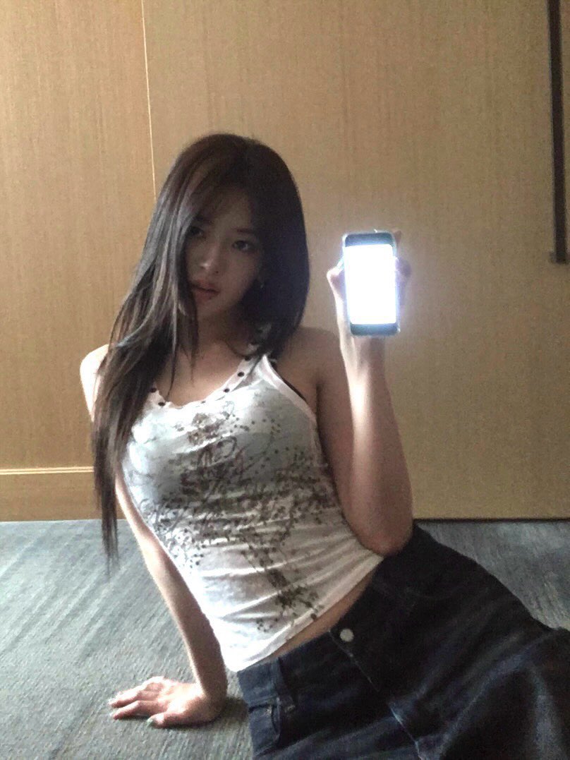 puru_dd's tweet photo. 거울셀카도 순수피사체재능이라 방문벌컥열고 놀리지도못하겟고 https://t.co/5ltAoz8t8y