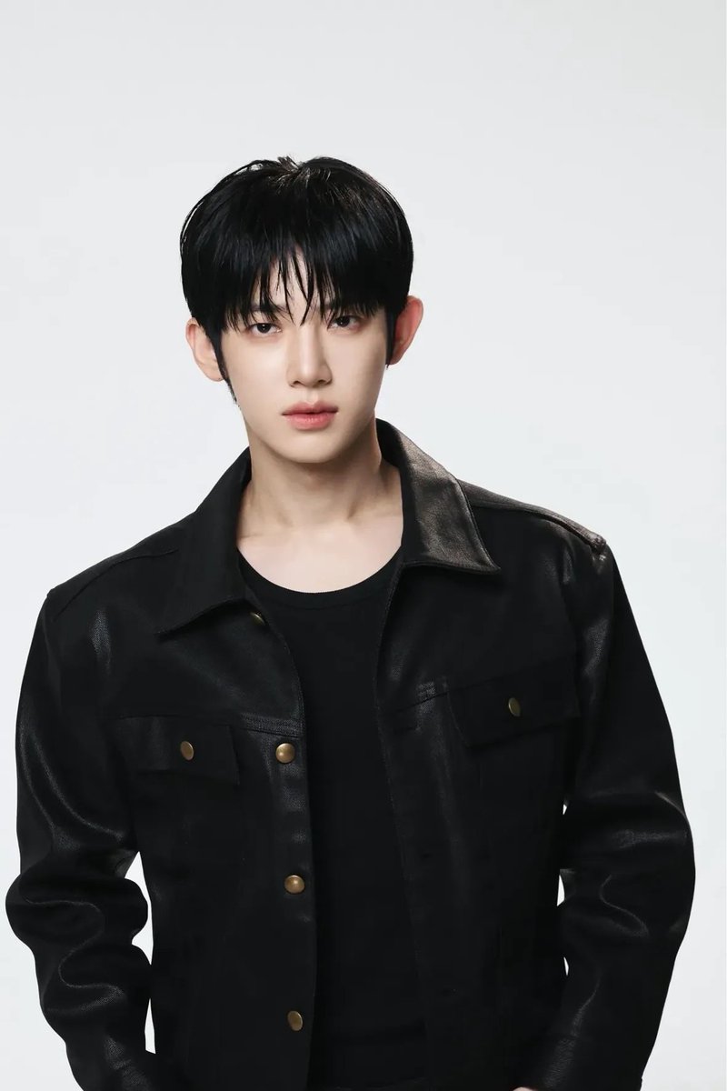 DiemQ31180's tweet photo. Park Siwoo không đứng yên trong một hình ảnh. Anh ấy liên tục mở rộng những điều mà người ta có thể mong đợi ở mình.

PARK SIWOO AT MARNI MFWSS27
#PARKSIWOOxMARNI
#PARKSIWOOxMARNIFWSS27
#PARKSIWOO #박시우 https://t.co/t3yNb9gE94