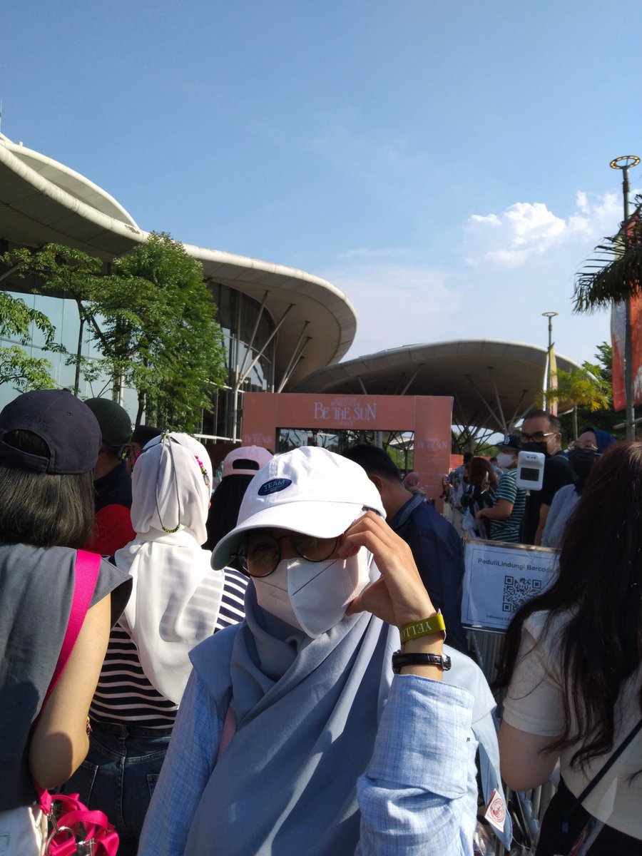 yaaelanv's tweet photo. Merayakan 4th konser Be The Sun in Jakarta. Konser impian yg akhirnya nonton OT13. Kenangannya banyak buanget, ketemu banyak carats online, kehilangan jam tangan kesayangan, pergi pulang konser stres di jalan dan yang lain-lain. Sehat-sehat diri sendiri buat 2028 OT13 lagi🫶 https://t.co/xWcUP9NU37