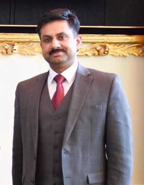 ShazadAkbar's tweet photo. 🚨🚨🚨
سوات کی تحصیل کبل، گاؤں کبل سے سامنے آنے والی اطلاعات انتہائی سنگین ہیں۔ مقامی سطح پر یہ مبینہ الزام عائد کیا جا رہا ہے کہ مراد سعید اور ان کے خاندان سے تعلق یا وابستگی رکھنے والے ساٹھ سے زائد گھروں پر چھاپے مارے گئے اور خاندان کے افراد کو ہراساں کیا گیا۔ اطلاعات میں یہ دعویٰ بھی شامل ہے کہ مراد سعید کی بزرگ رشتہ دار خواتین اس وقت گھر پہ موجود تھیں-
مزید تشویشناک اطلاعات یہ ہیں کہ ان مبینہ کارروائیوں کے پیچھے آئی ایس آئی کے بعض اہلکاروں اور مبینہ طور پر پشاور میں متعلقہ سیکٹر کمانڈ کی ہدایات کا کردار تھا، جبکہ بعض مقامی دعووں میں نام نہاد ’’گڈ طالبان‘‘ یا مسلح غیر ریاستی عناصر کے استعمال کا بھی ذکر کیا جا رہا ہے۔ یہ الزامات اگر درست ثابت ہوتے ہیں تو معاملہ محض سیاسی دباؤ یا انتظامی کارروائی کا نہیں رہتا، بلکہ یہ ریاستی اختیار، شہری آزادیوں اور قانون کی بالادستی سے متعلق ایک انتہائی سنگین سوال بن جاتا ہے۔

اسی دوران خیبر پختونخوا میں تحریکِ انصاف کے اراکین، کارکنوں اور منتخب نمائندوں کے خلاف تازہ کریک ڈاؤن کے الزامات بھی سامنے آ رہے ہیں۔ یہ دعویٰ بھی کیا جا رہا ہے کہ بعض کارروائیوں میں انہی مبینہ مسلح عناصر کو استعمال کیا جا رہا ہے جن کی دوبارہ آباد کاری یا ریاستی سرپرستی کے خلاف ماضی میں شدید تحفظات ظاہر کیے گئے تھے۔

اگر واقعی سیاسی کارکنوں، منتخب نمائندوں یا ان کے خاندانوں کے خلاف غیر رسمی مسلح گروہوں کو استعمال کیا جا رہا ہے تو یہ ایک غیر معمولی اور خطرناک الزام ہے، جسے محض سرکاری تردیدوں سے ختم نہیں کیا جا سکتا۔ اس کی مکمل، آزاد اور قابلِ اعتبار تحقیقات ضروری ہیں۔

یہ واقعات ایک مرتبہ پھر اس مبینہ تعلق کے سوال کو سامنے لے آئے ہیں جسے ناقدین طویل عرصے سے ریاستی اداروں اور بعض شدت پسند عناصر کے درمیان مبینہ نیکسس کے طور پر بیان کرتے آئے ہیں۔ اس سوال کا جواب نعروں، دھمکیوں یا خاموشی سے نہیں بلکہ شواہد، عدالتی نگرانی اور قانونی کارروائی سے آنا چاہیے۔

وزیرِ اعلیٰ خیبر پختونخوا محمد سہیل آفریدی کو اس معاملے پر فوری اور واضح اقدام کرنا چاہیے۔ متاثرہ خاندانوں کے بیانات ریکارڈ کیے جائیں، چھاپوں میں شریک تمام افراد کی شناخت کی جائے، دستیاب سی سی ٹی وی، موبائل فوٹیج، کال ریکارڈ، پولیس ریکارڈ اور دیگر شواہد محفوظ کیے جائیں، اور ایک آزاد تحقیقاتی عمل شروع کیا جائے۔

اگر کسی سرکاری اہلکار، مسلح گروہ یا دوسرے فرد کے خلاف قابلِ اعتبار شواہد سامنے آتے ہیں تو اس کے خلاف بلاامتیاز ایف آئی آر اور قانونی کارروائی ہونی چاہیے۔ کسی وردی، ادارے، عہدے یا سیاسی وابستگی کو قانون سے بالاتر نہیں ہونا چاہیے۔

خیبر پختونخوا کے عوام پہلے ہی دہشت گردی، عسکریت پسندی اور ریاستی ناکامیوں کی بھاری قیمت ادا کر چکے ہیں۔ انہیں دوبارہ کسی سیاسی انتقام، مسلح پراکسی یا غیر قانونی طاقت کے استعمال کا میدان بنانا ناقابلِ قبول ہے۔ کبل کے واقعات کی حقیقت سامنے آنی چاہیے، ذمہ داروں کا تعین ہونا چاہیے اور اگر الزامات ثابت ہوں تو قانون کے مطابق سخت کارروائی ہونی چاہیے۔