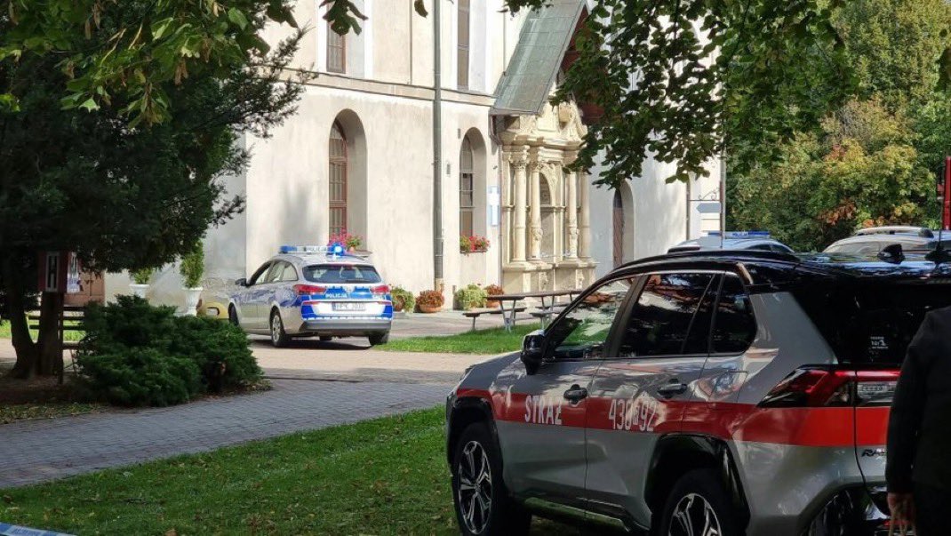 visegrad24's tweet photo. BREAKING:

5 people stabbed at a Catholic convent in Jaroslaw in south-eastern Poland.

2 priests were killed and one is in serious condition. The suspect is a 31-year-old Ukrainian man. https://t.co/CQu12vDV6O