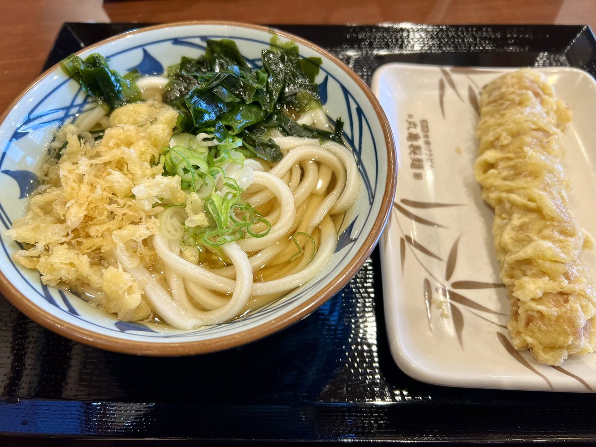 dogs_jiro's tweet photo. 今日も涙とうどんをすする

正直丸亀製麺のかけのつゆはぬるいし濁ってるしでイマイチだと思う。だけどこの時間まで空いてるうどん屋は少ないから仕方ないね。そして今日は言わなくてもうどん札もらえた、なぜか学生っぽいパートがレジの時が一番貰えない。 https://t.co/4BtgobzrQT