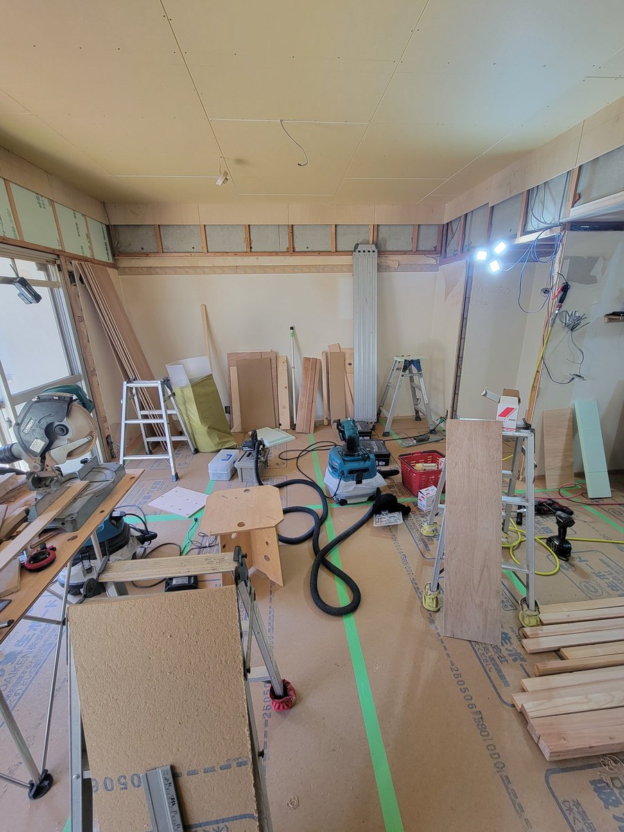 motoyoshi_diary's tweet photo. フローリング張りが全て完了すると養生を綺麗に設置します。このようにすることでキズが床にはほぼ付きません。このような材料選定から大工さんの養生など当たり前のようで大事なこと！ https://t.co/9ZAMUQfmAv
