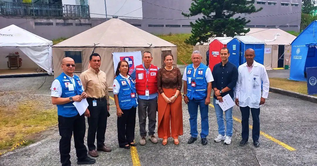 CruzRojaQuindio's tweet photo. #SomosCruzRoja ⛑️🏥🩺 / Entrega de donación representada en medicamentos al @HospSanJuan
Y análisis de contexto y necesidades al Hospital La Misericordia de Calarcá Quindío. 

@cruzrojacol @IFRC_es @ifrc 

#ElQuindíoSeLevanta #PropósitoHumano https://t.co/9b2CLkeB4W