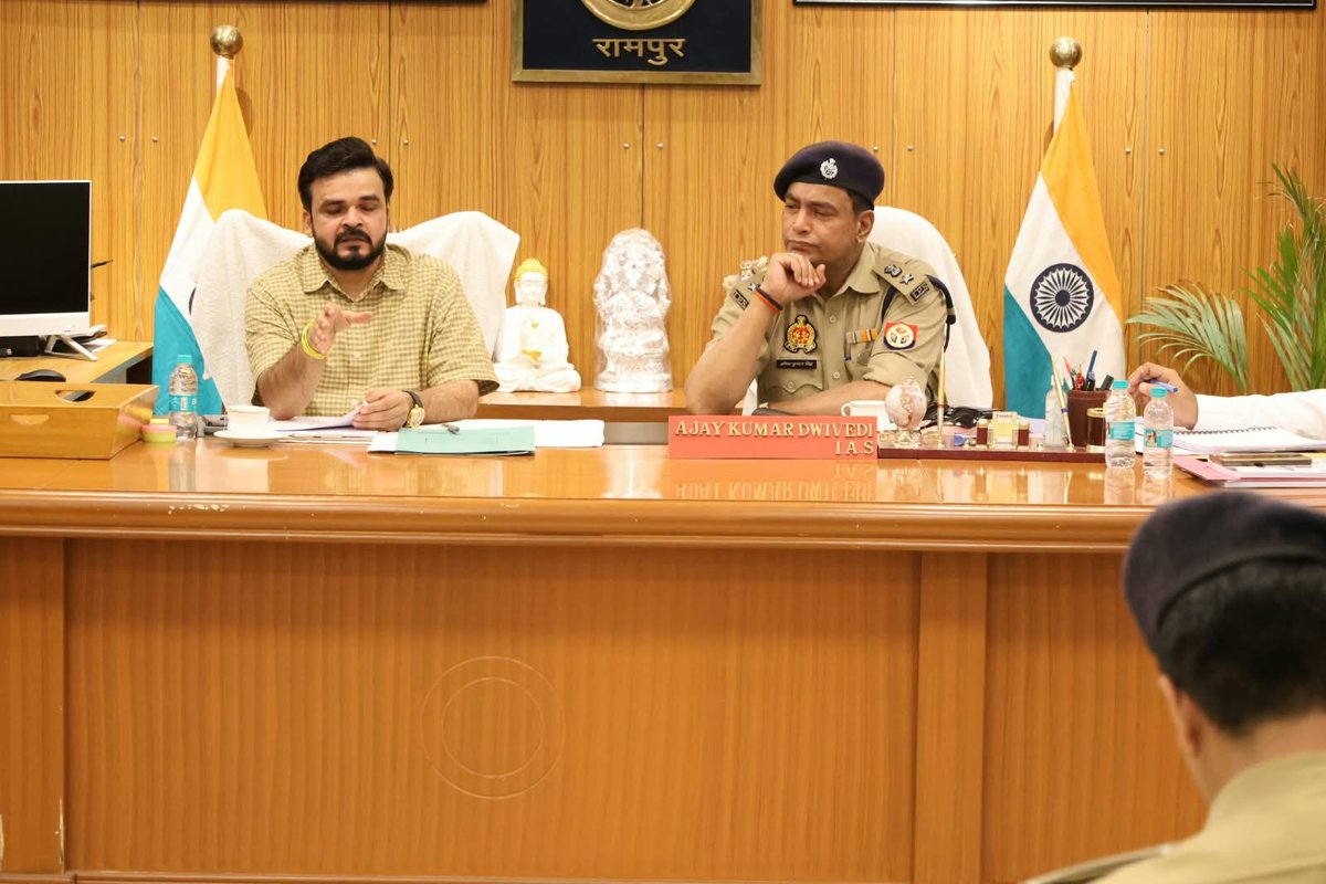 RampurDm's tweet photo. पुलिस अधीक्षक रामपुर की उपस्थिति में कलेक्ट्रेट सभागार में अवैध खनन और परिवहन पर प्रतिबंध लगाए जाने हेतु टास्क फोर्स की बैठक।
📍 अवैध खनन व ओवरलोडिंग पर प्रभावी नियंत्रण के निर्देश।
📍 सभी चेक प्वाइंटों पर वाहनों की अनिवार्य जांच।
📍 संयुक्त टीमों द्वारा नियमित एवं आकस्मिक जांच। https://t.co/gLWQqz1RPe