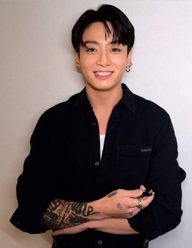 jkcolector's tweet photo. when jungkook hits the the employee of the month pose >>> https://t.co/cRrtDCoD79