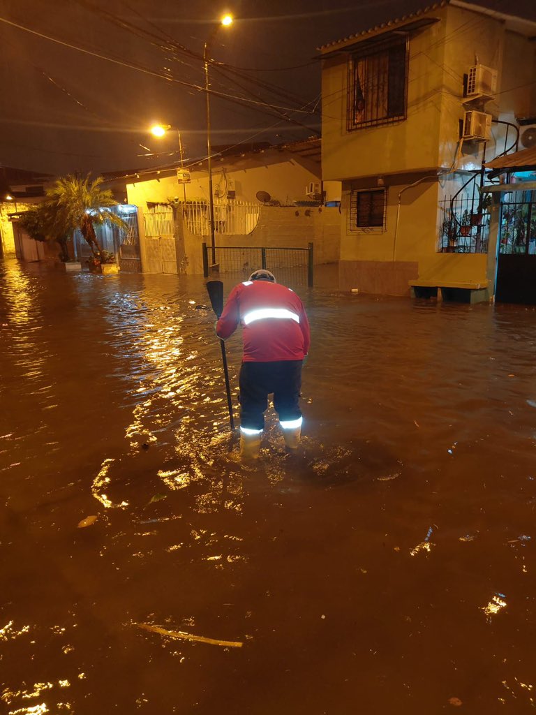 aquilesalvarez's tweet photo. La ciudad enfrentó además una pleamar de 3,77 metros, que dificultó la evacuación del agua lluvia. Por eso mantenemos el monitoreo y los equipos activos. La corresponsabilidad también cuenta: mantener las calles y los sumideros libres de basura ayuda a que el agua pueda evacuar con mayor rapidez. 

Cuando llueve, estamos en la calle, atendiendo a la gente y reaccionando a tiempo.