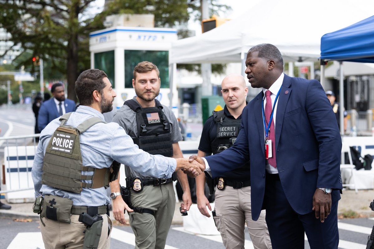 SecretService's tweet photo. U.S. Secret Service Police Chief Richard Macauley was on the ground in New York for the United Nations General Assembly, thanking Secret Service personnel and our law enforcement partners carrying out the mission.

#UNGA #UNGA81 https://t.co/R3RQ4AS0Ze