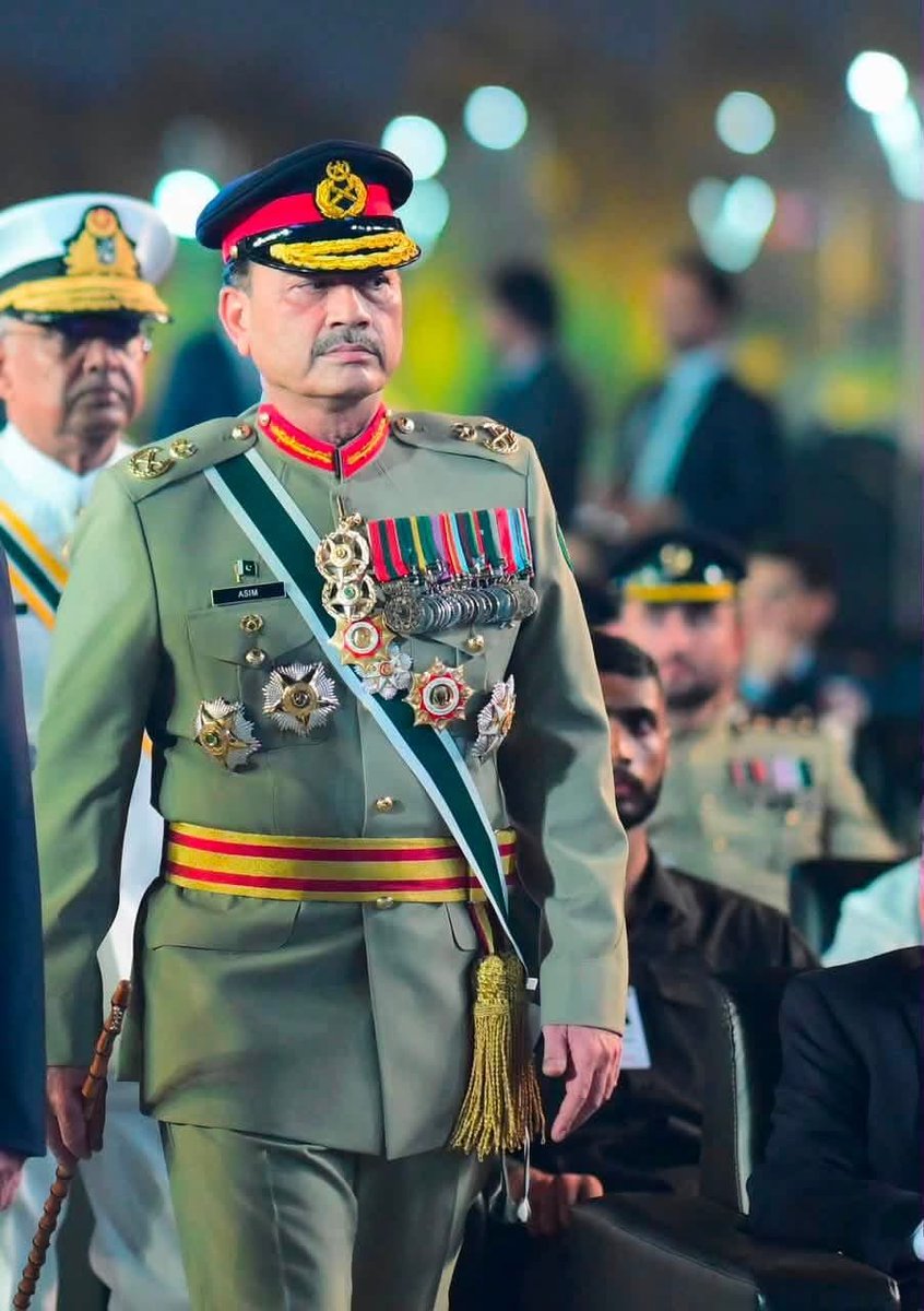 Anayaa_11's tweet photo. Field Marshal Asim Munir honours the sacrifices of our brave martyrs, vowing that their supreme legacy will never fade.
#باوقار_سپہ_سالار #سربلند_سپہ_سالار #بلند_عزم_سپہ_سالار #سلام_سپہ_سالار #دی_گریٹ_سپہ_سالار https://t.co/XeWIfrkFDc