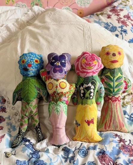 fantastica_cat's tweet photo. ナタリーレテが描く、シュールで愛らしいお花たちのお人形。これまでのナタリードールの中でもひときわ奇抜で大型なのがお部屋映えポイント。キッチュ＆ポップなナタリーがお好きなあなたには必携の一品♪

https://t.co/UWXyKZFRIb https://t.co/gpEuKJoJk9
