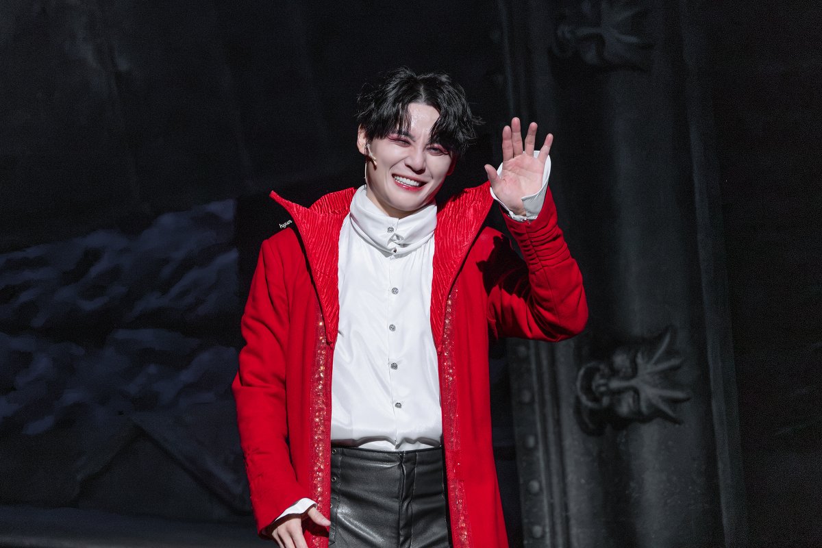 1215_hyun's tweet photo. 260924 뮤지컬 드라큘라 커튼콜데이

#김준수 #샤큘 #시아준수 #XIA 

🌹https://t.co/UVKTX5jmNY https://t.co/4dkjEWCAqT