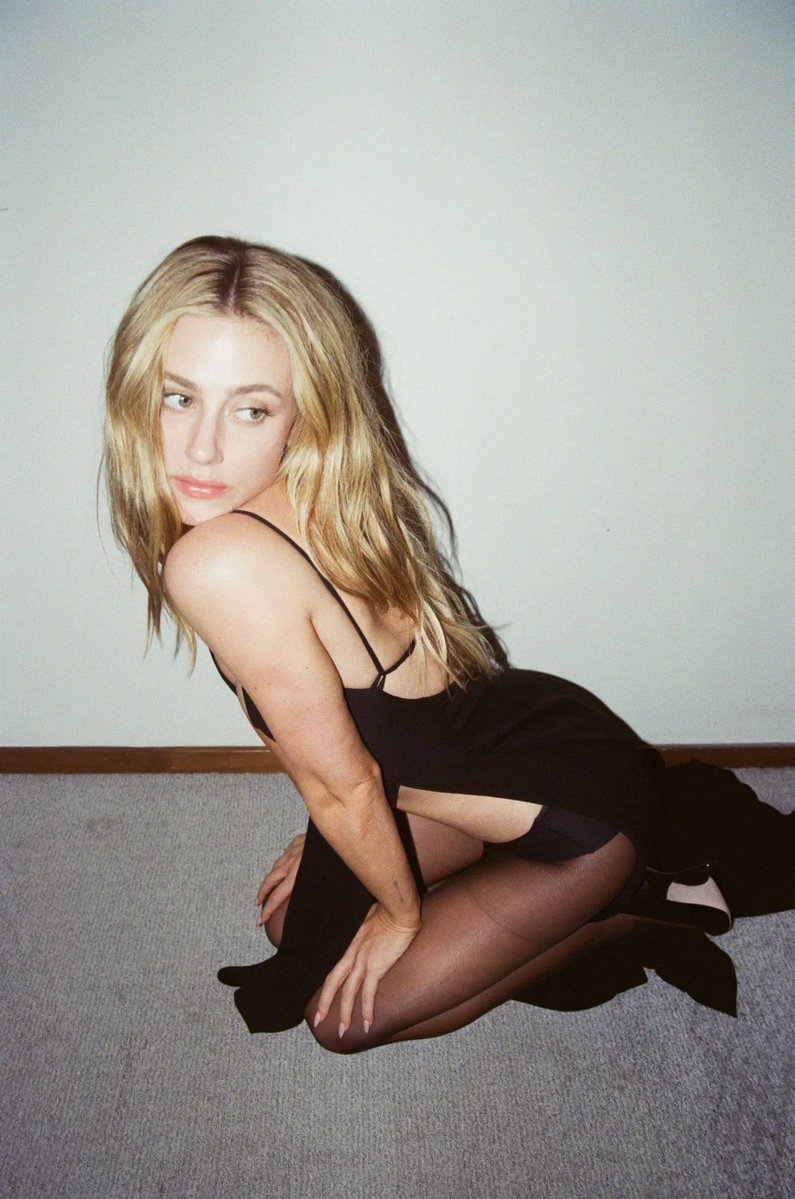 indiffer's tweet photo. Lili Reinhart https://t.co/T7QXw5pfNI