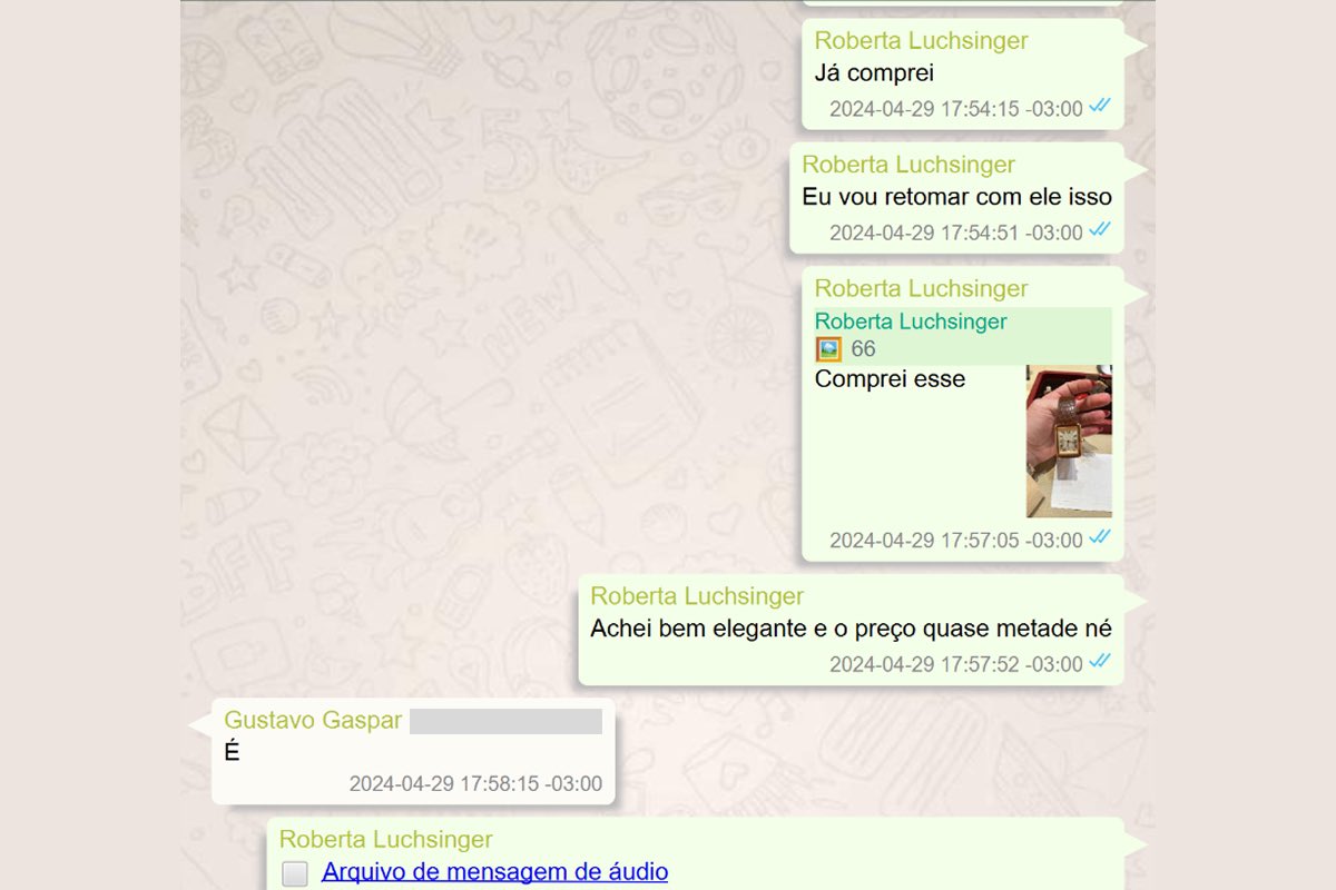 Economesteter's tweet photo. 🚨 Lobista que Lula disse nunca ter visto distribuiu relógio, joias, quadro e festa para assessores diretos do presidente!

Roberta Luchsinger deu ao assessor especial de Lula, Swedenberger Barbosa, um Cartier de R$ 66 mil e um quadro de R$ 83 mil. Também bancou festa de aniversário em camarote no Mané Garrincha, com comida, bebida e convidados.

A secretária pessoal de Lula também recebeu presentes de Roberta, que aparece nas investigações da PF sobre tráfico de influência e corrupção e dizia em mensagens ter relação com Lulinha.

Lula chamou Roberta de “pilantra” e disse nunca tê-la visto. Mas ela estava distribuindo quase R$ 150 mil em presentes dentro do círculo mais próximo do presidente, sem contar o recebido pelo Marcola, ex-chefe de gabinete.

Lembrando que, em áudios, Roberta diz que Lulinha é seu sócio em mais de 8 oportunidades.