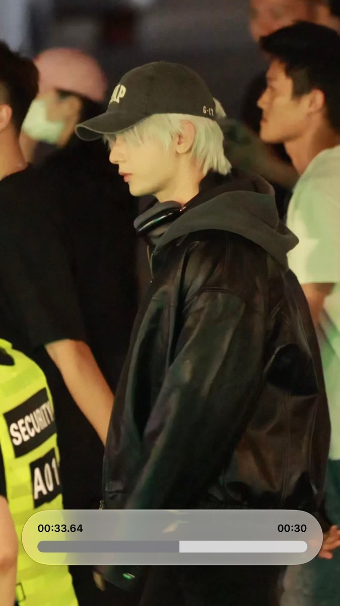 chengyiverse's tweet photo. this is your job cys, give us a photo of cheng yi with this style!!! gw mau liat versi HDnya 😭

#ChengYi #LiesHunter https://t.co/PlhVE2q7uG