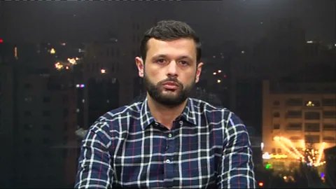 CIDI_nieuws's tweet photo. Op uitnodiging van PRO Kamerlid @KatiPiri komt de zoon van de tot vijfmaal levenslang veroordeelde Palestijnse terrorist Marwan Barghouti vanmiddag in de Tweede Kamer pleiten voor zijn vaders vrijlating. @ArabBarghouthi bagatelliseert het terrorisme van zijn vader en noemt hem 'een rolmodel'. Een potje shoarmakruiden uit Oost-Jeruzalem mag Nederland absoluut niet meer in, maar dit soort mensen krijgt van PRO in het hart van onze democratie alle ruimte en vrij baan.