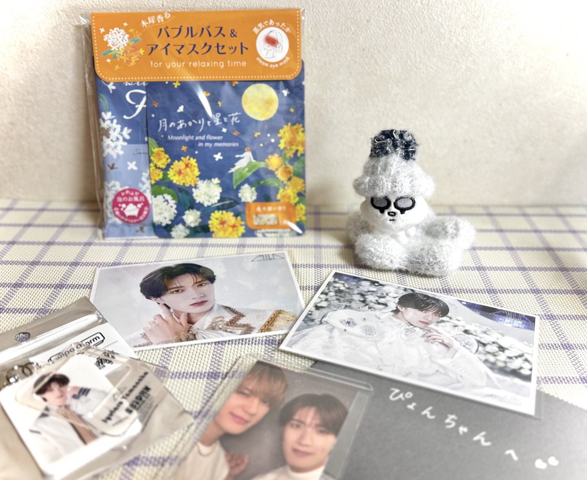 pyon_milkies's tweet photo. こんぶちゃん（@knbumai ）から素敵便を頂きました💝⋆꙳

交換用のペアトレカ以外に生写真、ワイプチャーム、YJカラーなご自愛グッズやお手紙までサプライズ封入して下さり😭🤍

いっぱいの贈り物にﾔﾜﾇｲﾁｬﾝも前のめり👀
こんぶちゃんいつもありがとう❣️
お返し待ってておくれ〜！！！ https://t.co/UuxqV5VZgY