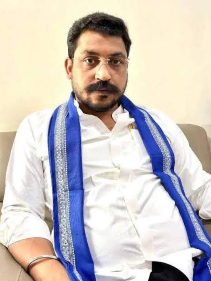 JaikyYadav16's tweet photo. यूट्यूबर अजीत भारती की मुश्किलें कम होने का नाम ही नहीं ले रही हैं।

दरअसल, 

आज दिल्ली हाईकोर्ट ने SC/ST एक्ट वाले मामले में Ajit Bharti को अग्रिम जमानत देने से साफ इंकार कर दिया है।

आरक्षण हटाओ आंदोलन के समय अजीत भारती ने नगीना सांसद चंद्रशेखर रावण को लेकर अमर्यादित और जातिसूचक टिप्पणी की थी।

जिसके बाद उनके ऊपर FIR दर्ज किया गया था।

सोचिए अगर आज SC/ST एक्ट न होता तो क्या अजीत भारती के ऊपर FIR हो पाती? बिल्कुल नहीं।

ऐसे ही अजीत भारती जैसा कोई ग़ालीबाज आता और सम्मानित पद पर बैठे चंद्रशेखर रावण जैसे सम्मानित व्यक्ति को गाली देकर निकल जाता।