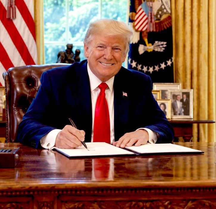 CryptoZaynX's tweet photo. PRESIDENT TRUMP: 🇺🇸 “One day Bitcoin probably will overtake gold.” https://t.co/m8UjSObu4h