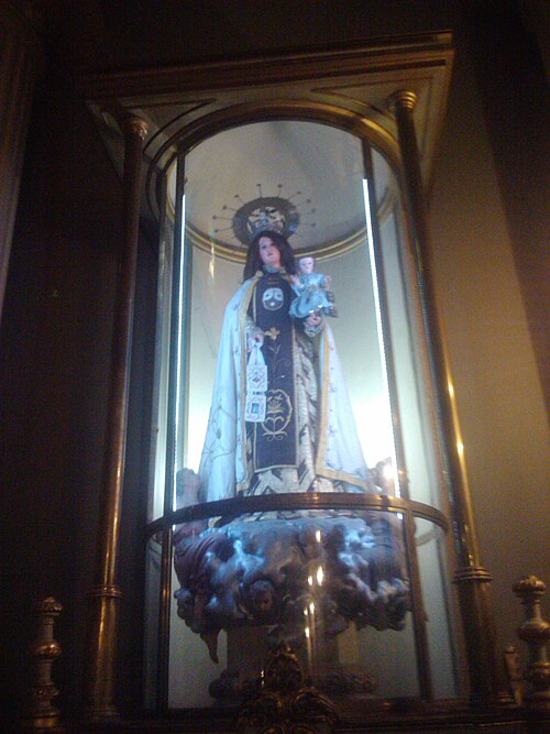 Maria365_online's tweet photo. 24 de septiembre | Nuestra Señora de la Merced ¿Sabías que esta advocación mariana está ligada al rescate de cautivos?  En el siglo XIII, san Pedro Nolasco impulsó la Orden de la Merced.   Sus miembros reunían recursos y viajaban para liberar a cristianos que habían sido llevados cautivos. La devoción a María se convirtió así en una obra concreta de misericordia.   Esa historia le da peso al nombre.   «Merced» habla de ayuda ofrecida a quien no podía recuperar la libertad por sus propios medios. No era solo rezar por los cautivos: era acercarse a ellos y actuar.   Hoy, Nuestra Señora de la Merced nos invita a mirar de cerca a quienes sufren.    Pedir su intercesión también puede abrirnos a una pregunta sencilla: ¿qué ayuda concreta está en nuestras manos ofrecer?