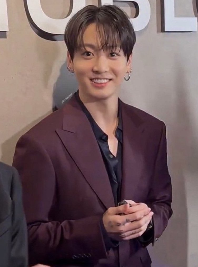 jjkgaIlery's tweet photo. jungkook employee of the month core https://t.co/6pK0PlNpYJ