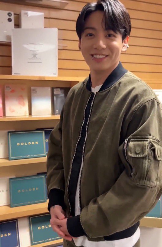 jjkgaIlery's tweet photo. jungkook employee of the month core https://t.co/6pK0PlNpYJ