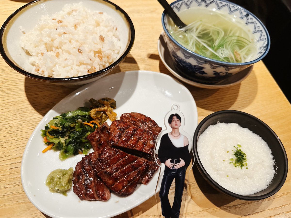 pcr2010_2013's tweet photo. ヨコのライブで仙台GIGSへ！
今回はピストルが1番楽しみで号泣した〜
ないものねだりの後の礼が王子様すぎる
ダブルアンコでプリンとロックスター嬉しかった！
微笑んだヨコがカッコよくて崩れ落ちた泣
ファンを大事にしてくれてありがとう
伊達政宗に牛タンと楽しみました！
#ROCK_FOR_YOU_LIVE_TOUR https://t.co/aYqGrROVj0