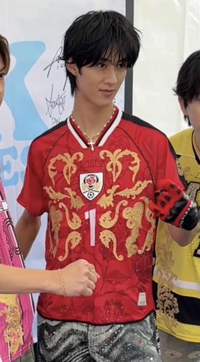 shuntan0503's tweet photo. ロッキンの舜太くん 結構存在感のあるクロス(十字架)×パールのネックレスしてて。いつもはシンプルなイメージだからびっくりしたんだけど私物なのかな？珍しくない？似合っててかっこいいね✨ https://t.co/PJkuqBG9dN