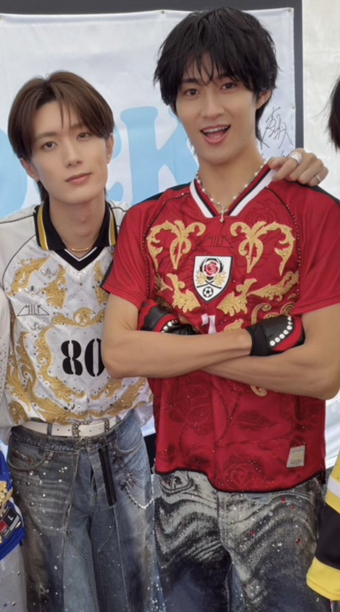 shuntan0503's tweet photo. ロッキンの舜太くん 結構存在感のあるクロス(十字架)×パールのネックレスしてて。いつもはシンプルなイメージだからびっくりしたんだけど私物なのかな？珍しくない？似合っててかっこいいね✨ https://t.co/PJkuqBG9dN