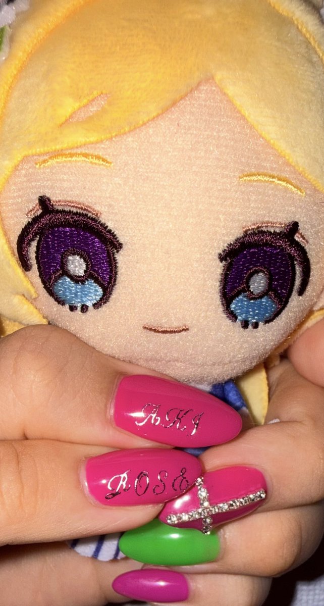AROHIME8's tweet photo. 今月はアキロゼゲーミング私服衣装のネイルにしてみました🍎✨小さいですが、AKIROSEの文字もしっかり刻み、Grave of Halo要素として十字架もつけました！爪見るたびにアキちゃんを思い出せるよん🫶🫶

#アキロゼみてね
#アキロゼ
#ロゼ隊 https://t.co/b0yeFSfTlq