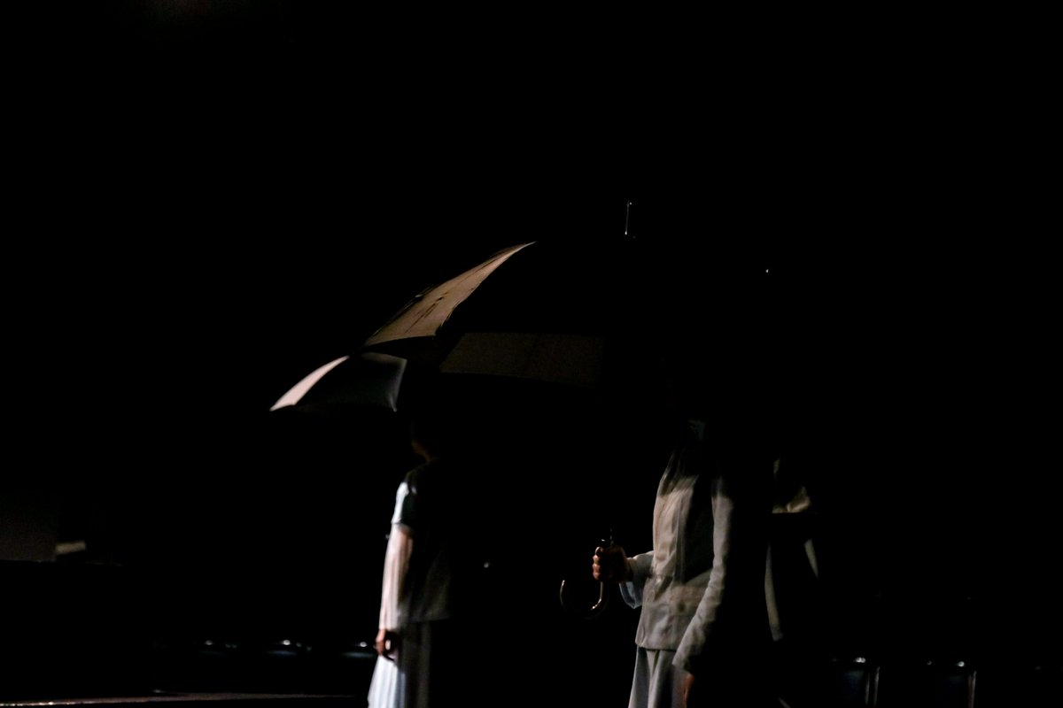 emban_noruha's tweet photo. 『幽霊はここにいる』本日の公演も終了しました。明日も14:00／19:00の2回公演です。残席少なくなってきていますが、いずれも3時間前までご予約を受け付けています。ご来場お待ちしております。
詳細：https://t.co/IiU1ihcOfG

（写真：濱田晋） https://t.co/DCaXspGT8R