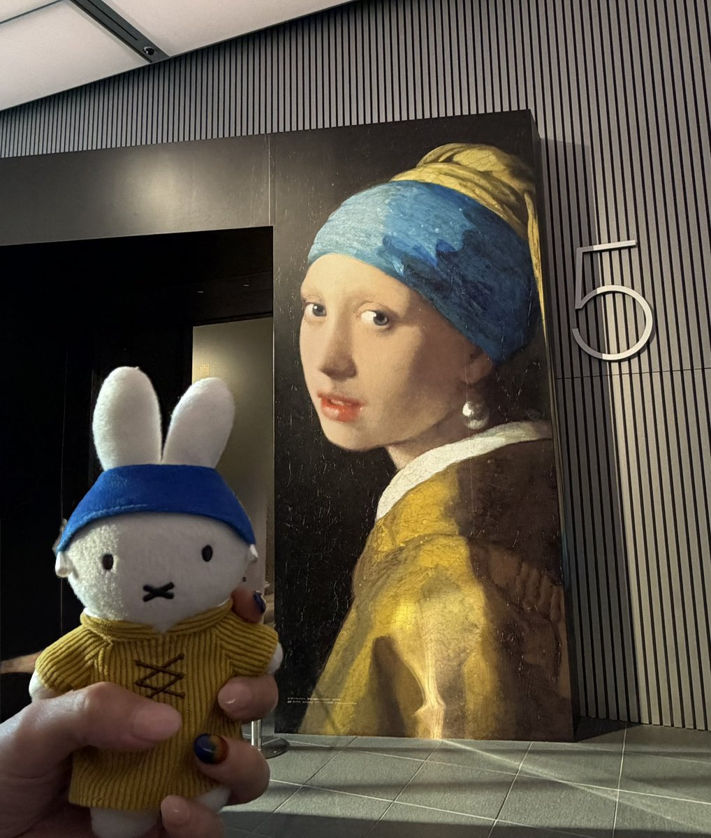 yozachan55's tweet photo. 楽しみにしていたフェルメール展☆
すごい人でゆっくり見れなかったけど真珠の耳飾りの少女は1列目にて肉眼でしっかり鑑賞☆
ミッフィーのマスコットも新しい仲間に☆ https://t.co/6BL5W0mKOJ