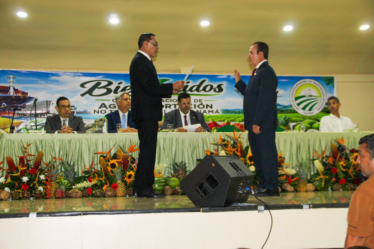 IMA_Pma's tweet photo. ¡Presentes en la inauguración del Congreso GANTRAP 2026! 

El IMA recibió una distinción por su apoyo a la agroexportación nacional. Los directores regionales Abdiel Torres (Herrera) y Edgar Medina (Los Santos), en representación del director general, @nilomr11 #ConPasoFirme https://t.co/nCSNToZJSp