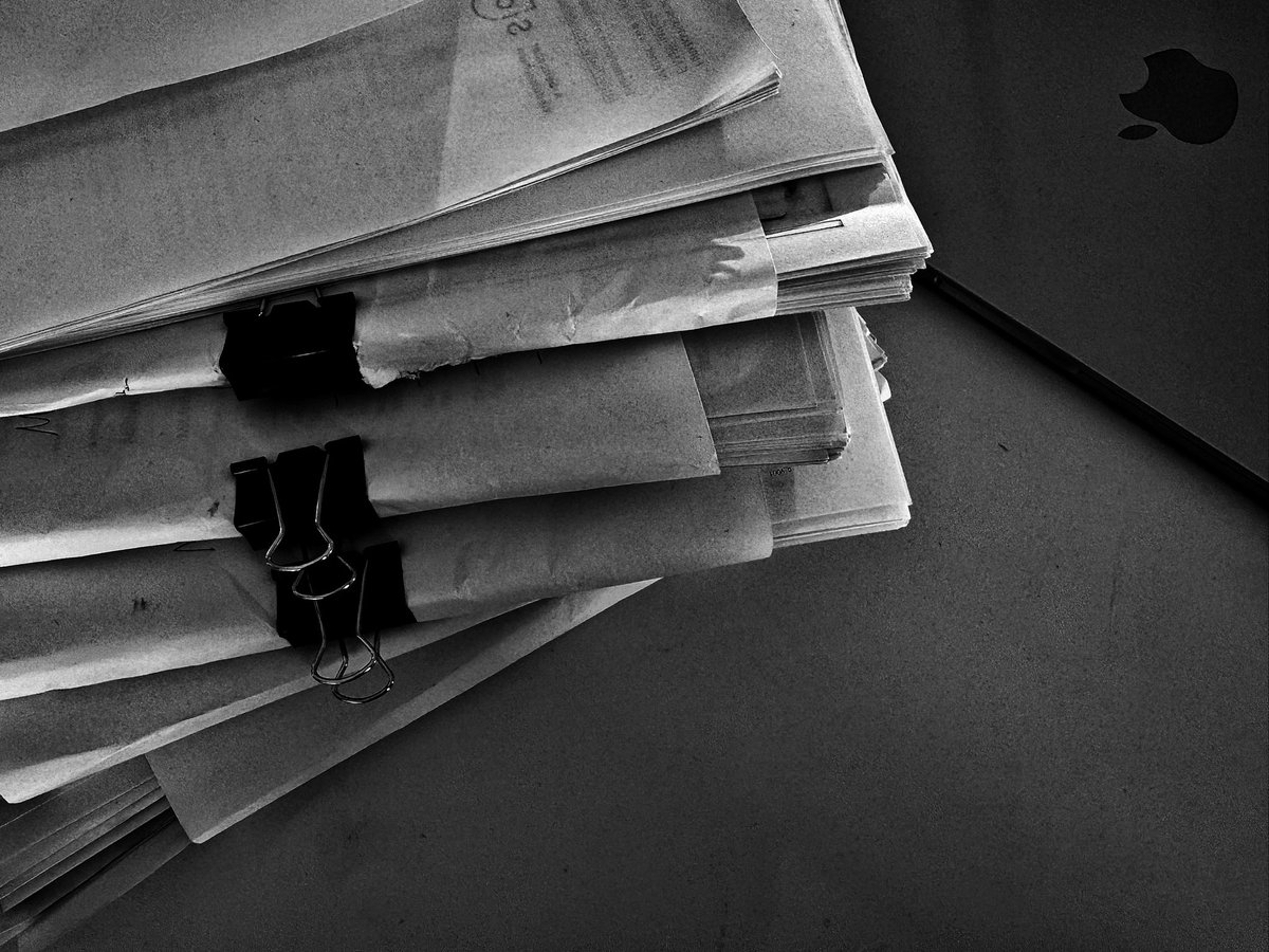 HelenalSophia's tweet photo. Die Abschiebe-Leaks! NIUS liegen tausende Seiten von internen Mails der Landesaufnahmebehörde, Vermerke aus Polizeisystemen und der Schriftwechsel mit dem Innenministerium vor: Aus diesen Unterlagen geht hervor, wie der Staat einen Mann über Jahre nicht abgeschoben hat. Und wie dieser Mann danach die 16-jährige Liana K. tötet. Er heißt Mohammed al-Dhufairi, ist 1994 in Bagdad geboren und sammelt in den Behördenordnern 15 verschiedene Identitäten. Schon 2022, nur wenige Tage nach seiner Einreise, begeht er eine Körperverletzung in Braunschweig. Litauen erklärt sich im Oktober 2022 bereit, ihn zurückzunehmen, das BAMF lehnt seinen Asylantrag als unzulässig ab und ordnet die Überstellung nach Litauen an. Er zieht vors Verwaltungsgericht Göttingen gegen diese Überstellung, das Gericht gibt dem Eilantrag statt und stoppt den Flug, bis in der Hauptsache entschieden ist. Zwei Jahre später weist dasselbe Gericht die Klage ab und stellt fest, dass in Litauen keine „systemischen Mängel“ mehr vorliegen. Erst im März 2025 ist er vollziehbar ausreisepflichtig. In der Zeit davor stellt er in Einbeck einer Frau nach, bis sie ins Krankenhaus muss, und kassiert eine Geldstrafe für eine exhibitionistische Handlung, die er nicht bezahlt. Im Juli sitzt er in der JVA Sehnde, die Behörde beantragt Überstellungshaft, das Amtsgericht Hannover lehnt ab.. niemand legt Beschwerde ein und so ist er am 20. Juli wieder auf freien Fuß. Drei Wochen später stößt er Liana K. am Bahnhof Friedland vor einen Güterzug. Nach seinem Untertauchen im Januar 2025 sucht ihn niemand. In der Polizeiakte steht der Satz, er sei Mitglied einer geheim gehaltenen Vereinigung. Was das genau heißen soll, sagt uns das Innenministerium nicht, weil das Bekanntwerden das Wohl des Landes gefährden könnte. Die ganze detaillierte Recherche von @florian_morsch und @SierzputowskiMa hier: https://t.co/HaiehE5jSE…