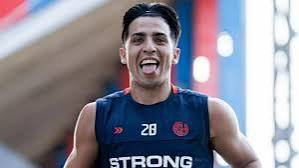 aguishe42's tweet photo. En el mundo San Lorenzo ustedes no lo saben, pero el verdadero Alexis Cuello vive en Canadá y hace porno, el que está en Argentina es su clon malvado https://t.co/KaLBtzqiDV