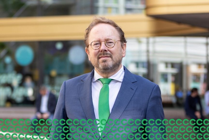 VCProfessionals's tweet photo. “Het kabinet weet wat nodig is om de bonden aan tafel te krijgen. Het is nu erop of eronder”, zegt VCP-voorzitter @NicvanHolstein in aanloop naar de Algemene Financiële Beschouwingen. Lees het interview 👉 https://t.co/k1Ssa1LdsI 

#VCP #WW #WIA #AFB #StopdeAfbraak https://t.co/EwCNqzHJqm