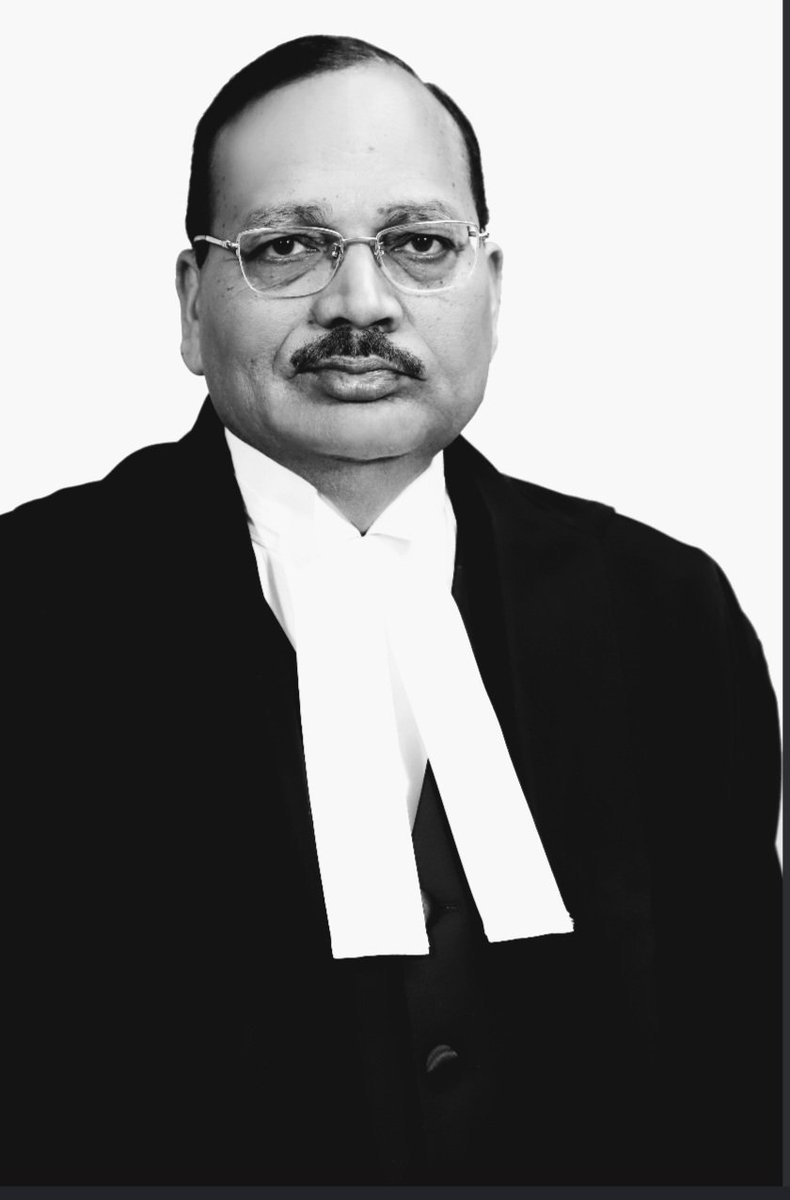 TellingRavindra's tweet photo. सुप्रीम कोर्ट के 13 जुलाई से प्रभावी रोस्टर व्यवस्था के अनुसार, ज्ञानेश कुमार की बेटी और गौतम बुद्ध नगर की डीएम मेधा रूपम पर लगे जुर्माने से जुड़ा मामला जस्टिस बी.वी. नागरत्ना की पीठ के समक्ष सुनवाई हेतु जाना था।

लेकिन ठीक अंतिम क्षण में इस मामले को जस्टिस एस.सी. शर्मा और एन.के. सिंह की पीठ में स्थानांतरित कर दिया गया, और वहीं से इलाहाबाद हाईकोर्ट के आदेश पर रोक (स्टे) लगवा ली गई।

यह रोस्टर तय करने का अधिकार सीजेआई सूर्यकांत के पास है।