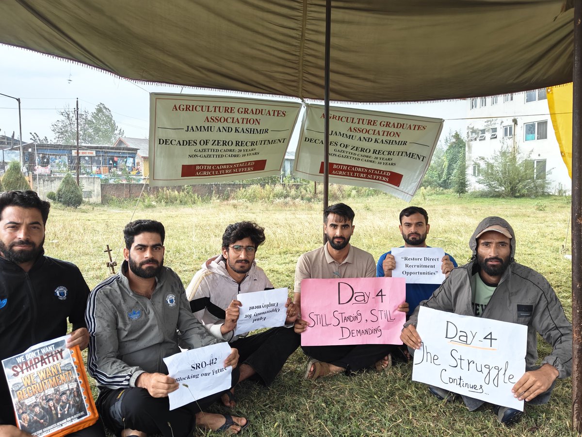 UAGA_JK's tweet photo. Day 4: Heavy rainfall is lashing Wadura, Sopore, but the spirit of the Unemployed Agriculture Graduates of J&K remains unshaken. 🌧️✊

Despite the harsh weather, our graduates are still standing at the protest site, demanding justice, dignity, and a fair opportunity to serve the Agriculture Department.

The rain may test our resolve, but it cannot wash away our demands. We will stand until we are heard. @UdayBhanuIYC @INCIndia @IYC @INCJammuKashmir ✊

#UnemployedAgricultureGraduates #JKAgriculture #Wadura #Sopore #JusticeForAgriGraduates