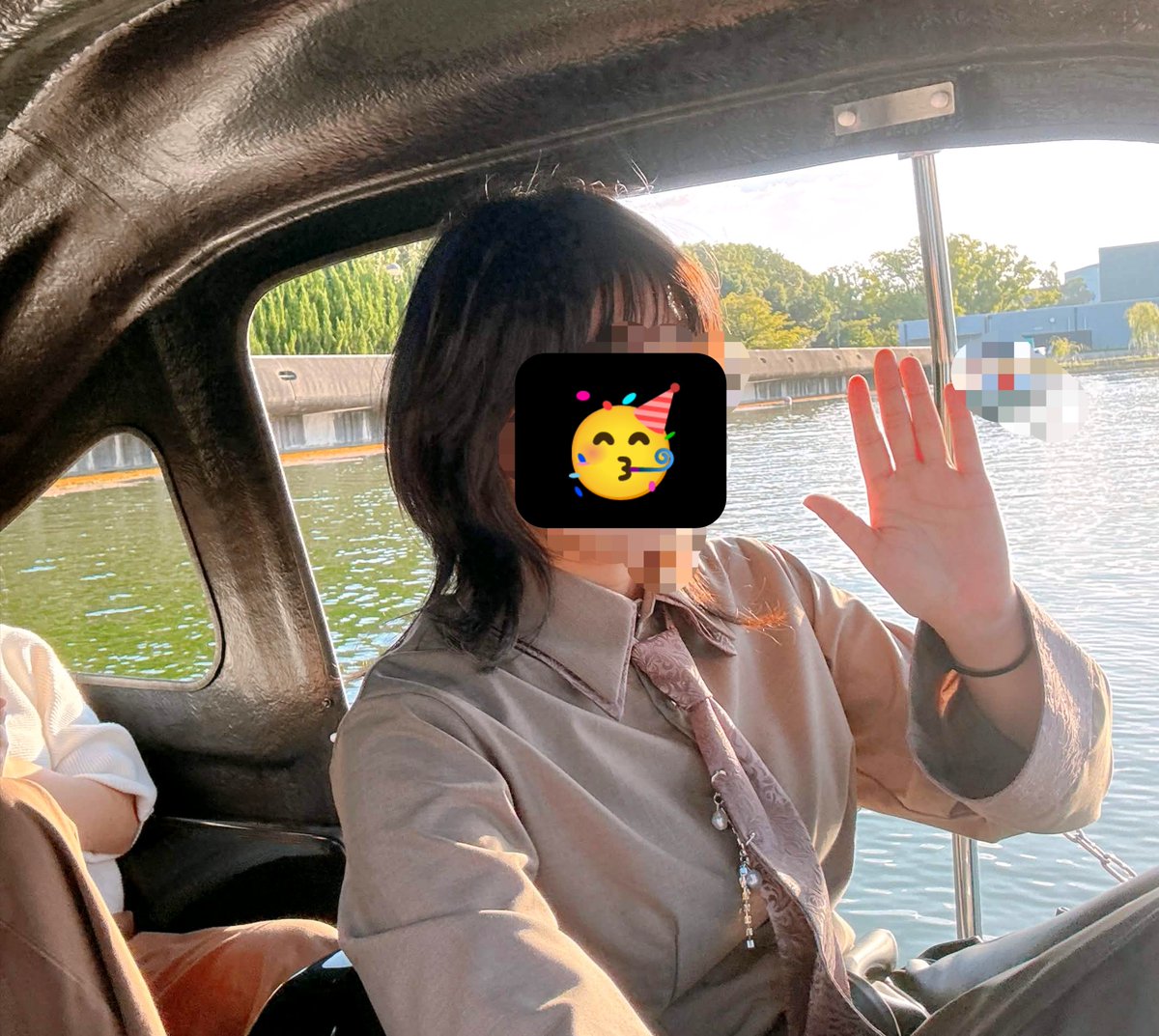 MSK2_game's tweet photo. ２日目 万博公園
後光が差すも、無免許片手運転の私
激走！ブラックスワン号
バカタレ花火大会開催 https://t.co/z02CmUluh7