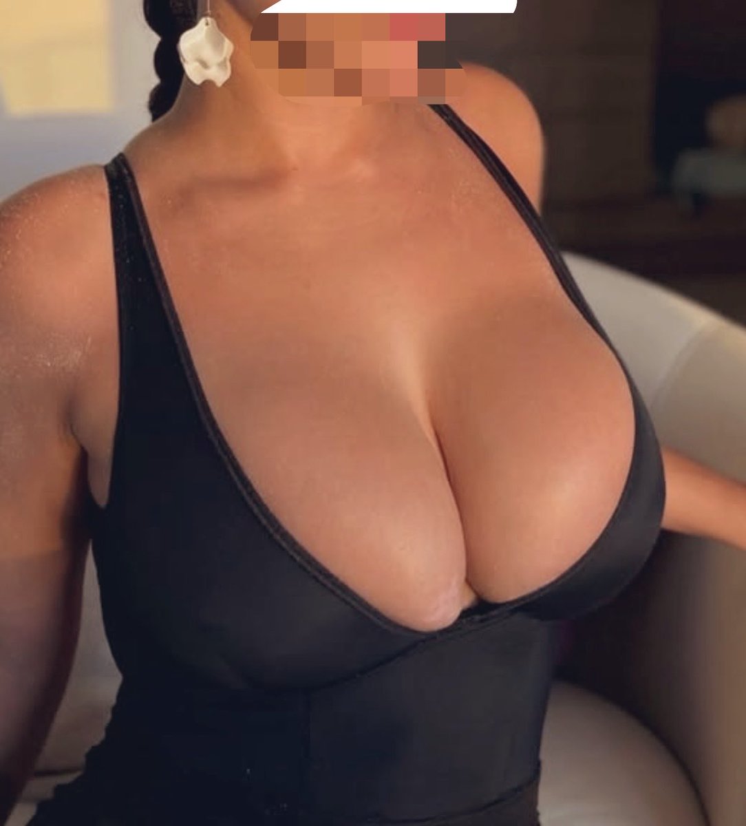 Sensualnoura's tweet photo. Black is my favorite , what’s your ? https://t.co/E16FjFsXdU