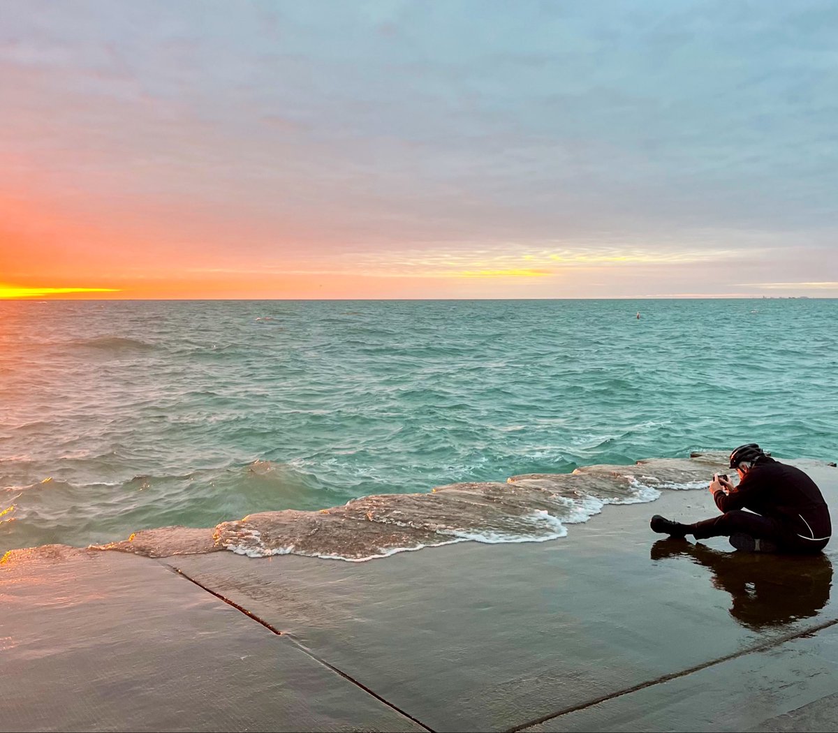 HeidiStevens13's tweet photo. Chicago’s serious about our sunrises. Respect 🫡 https://t.co/ndPPcL77YJ