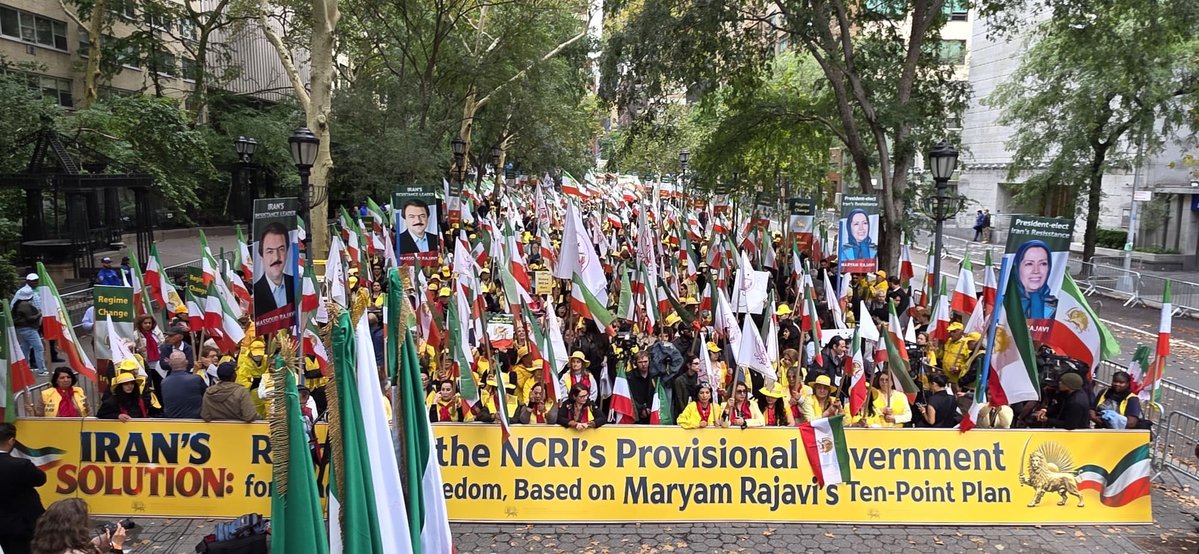Maryam_Rajavi_P's tweet photo. پیام به تظاهرات ایرانیان آزاده در برابر سازمان ملل متحد در اعتراض به پذیرش رئیس‌جمهور رژیم اعدام و قتل‌عام
امروز در اینجا و همراه با تظاهرات شما، از مجمع عمومی می‌خواهیم، همان‌گونه که گزارشگر ویژه ملل متحد در سال ۱۴۰۳ و عفو بین‌الملل اخیراً خواسته است، یک سازوکار عدالت کیفری بین‌المللی ایجاد کند تا مرتکبان جنایت علیه بشریت در ایران تحت پیگرد قرار گیرند.
ما جامعه جهانی را فرامی‌خوانیم که:
حق مردم ایران برای سرنگونی رژیم و حق کانون‌های شورشی و ارتش آزادی‌بخش برای نبرد با سپاه پاسداران را به رسمیت بشناسد.
#FreeIran2026NYRally
#UNGA
https://t.co/Lo3LwDKdnj