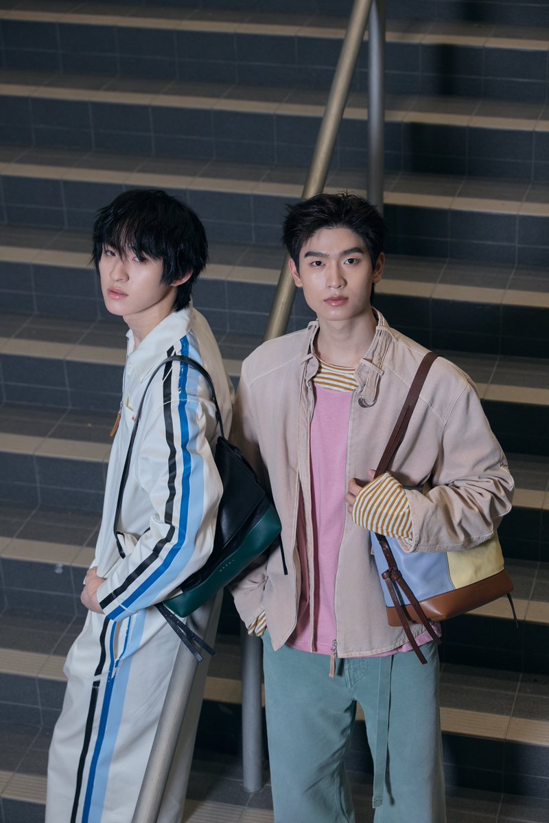 Dailynews_Ent's tweet photo. “โทมัส ธีร์ทัศน์” และ “ก้อง ก้องภพ” ปรากฏตัวที่สนามบินในลุคจาก Marni ก่อนออกเดินทางสู่โชว์ SS27 ในฐานะคนไทยคู่แรกที่ได้รับเชิญไปร่วมชมแฟชั่นโชว์ถึงมิลาน
.
THOMAS KONG Boarding Look MFW #TMKMARNIAirportLook
#Marni #MarniTH
#Marniss27
#PATLuxuryGroup 
#ThomasKong
#เดลินิวส์ https://t.co/tvmz23Iz0R