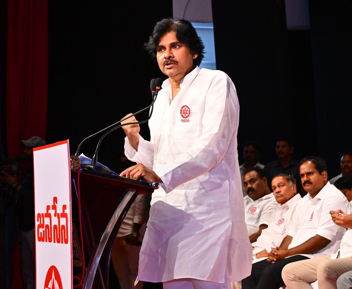 JanaSenaParty's tweet photo. స్థానిక సంస్థల ఎన్నికలకు జనసేన పార్టీ సన్నద్ధం కావాలని పార్టీ అధ్యక్షులు, ఉప ముఖ్యమంత్రి శ్రీ @PawanKalyan గారు పిలుపునిచ్చారు. ఈ ఎన్నికలకు ప్రణాళికాబద్ధంగా ముందుకు వెళ్లాలని స్పష్టం చేశారు. మంగళవారం మధ్యాహ్నం కాకినాడలో జనసేన నాయకులతో సమావేశం నిర్వహించారు. పార్టీ మంత్రులు, ఎంపీలు, ఎమ్మెల్సీలు, ఎమ్మెల్యేలు, కార్పొరేషన్ చైర్మన్లు, స్థానిక సంస్థల ఎన్నికల కోసం నియమించిన సమన్వయకర్తలు, కో ఆర్డినేషన్ కమిటీ సభ్యులు, సపోర్ట్ టీం సభ్యులు ఈ సమావేశంలో పాల్గొన్నారు. ఎన్నికల సన్నాహకాలపై శ్రీ పవన్ కళ్యాణ్ గారు దిశానిర్దేశం చేశారు. పార్లమెంట్ నియోజకవర్గాలవారీగా నియమించిన కమిటీలు క్షేత్ర స్థాయిలో అనుసరించాల్సిన విధివిధానాలను తెలియచేశారు.